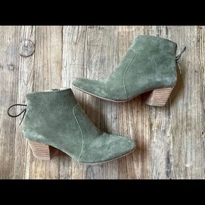 Tahari Charles Olive Green Suede Bootie SZ 8.5